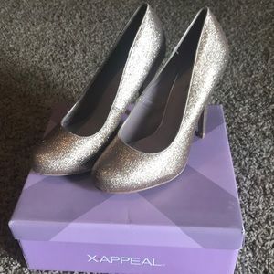 X-Appeal Size 8 Skylar Gold Glitter Pumps!